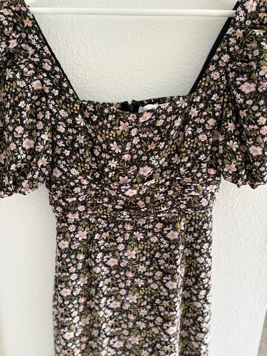 ASTR Floral Puff-Sleeve High-Low Midi Dress in Black and Pink - Picture 6 of 13